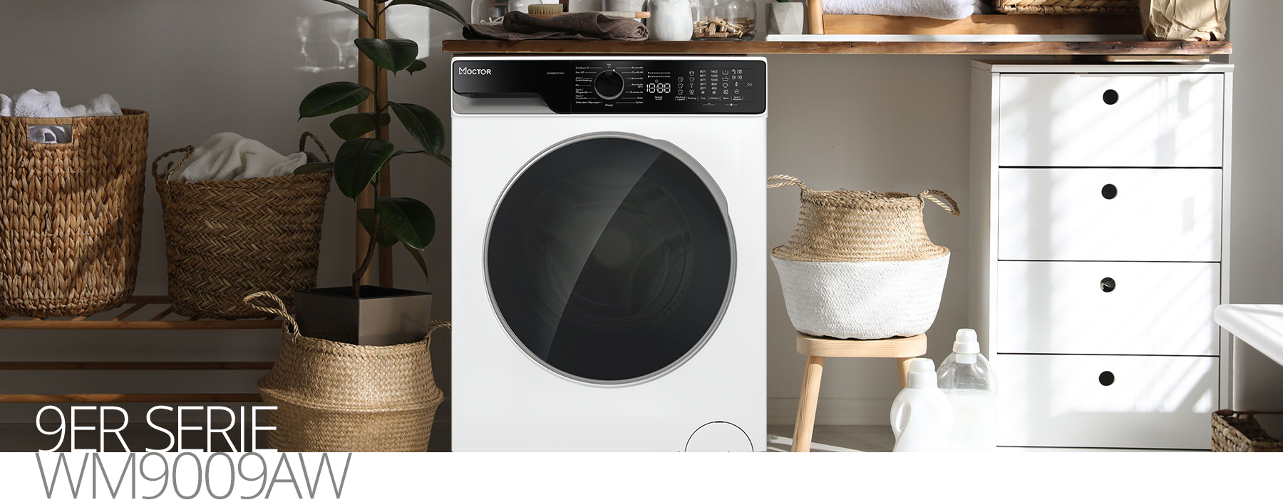 Weiße Waschmaschine der 9er Serie WM9009AW in modernem, hellem Waschraum mit Körben und Schrank