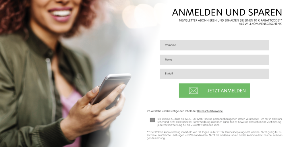 Frau grüner Jacke hält ein Smartphone und lächelt, Text 'NEWSLETTER ANMELDUNG'