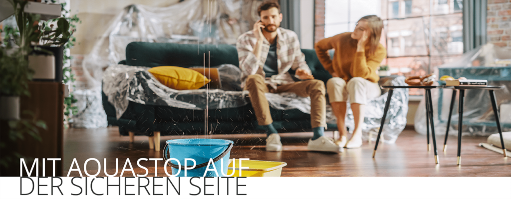 Frustriertes Pärchen, dass telefoniert, weil von der Decke Wasser in einen Wassereimer tropft. Text 'Mit Aquastop auf der sicheren Seite'