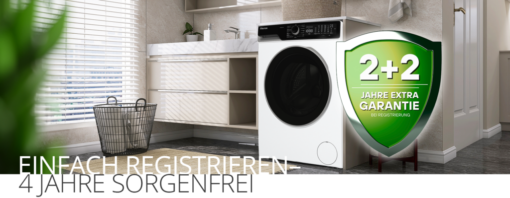 Waschmaschine der Marke Moctor freistehend in einem Badezimmer. Zusätlich das Grüne Icon der zwei plus zwei Garantieverlängerung. Zusätlich das Grüne Icon der zwei plus zwei Garantieverlängerung. Text auf der Grafik lautet: Einfach Registrieren - 4 Jahre sorgenfrei