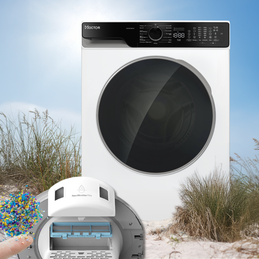 Moctor Waschmaschine am strand stehend, daneben Aqua Mikrofilter mit Mikroplastikpartikeln
